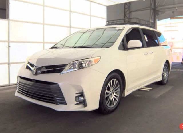 2018 Toyota Sienna XLE FWD photo