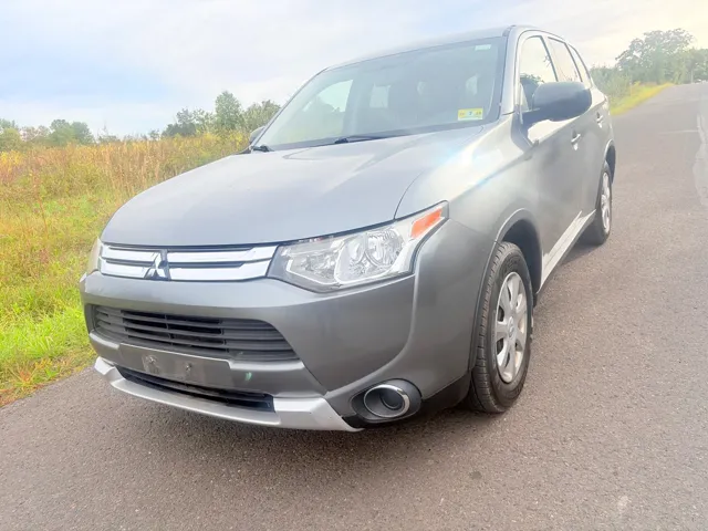 2015 Mitsubishi Outlander ES FWD photo
