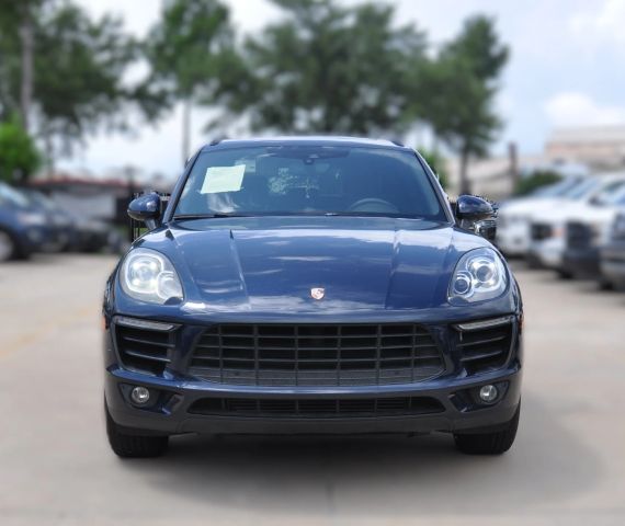 2018 Porsche Macan  AWD photo