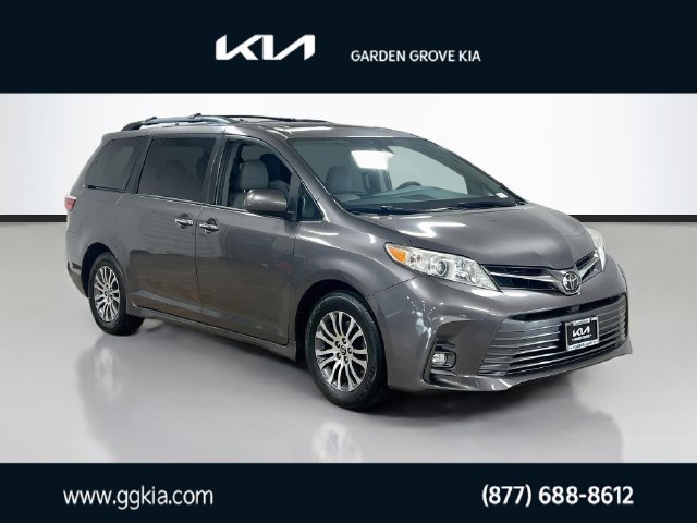2018 Toyota Sienna XLE FWD photo