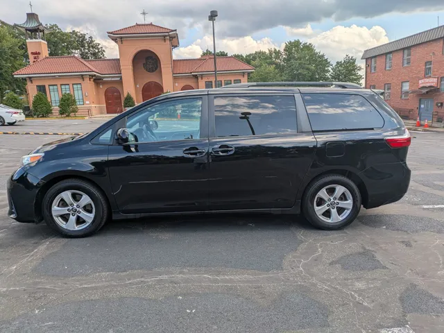 2018 Toyota Sienna LE FWD photo