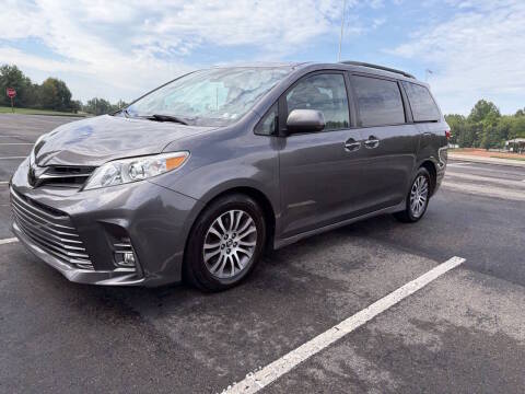 2018 Toyota Sienna XLE FWD photo