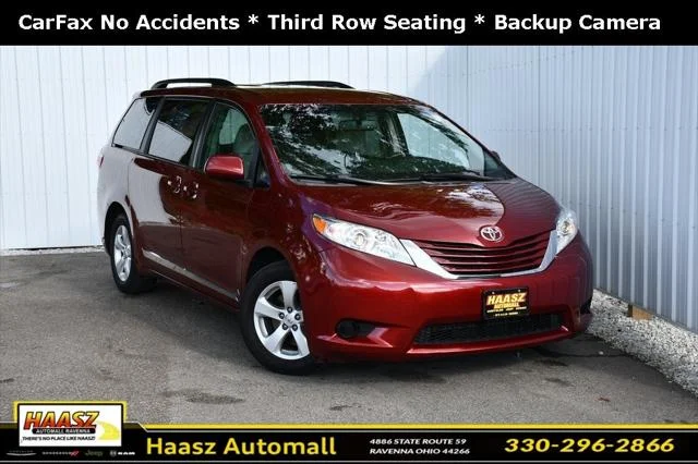 2017 Toyota Sienna LE FWD photo