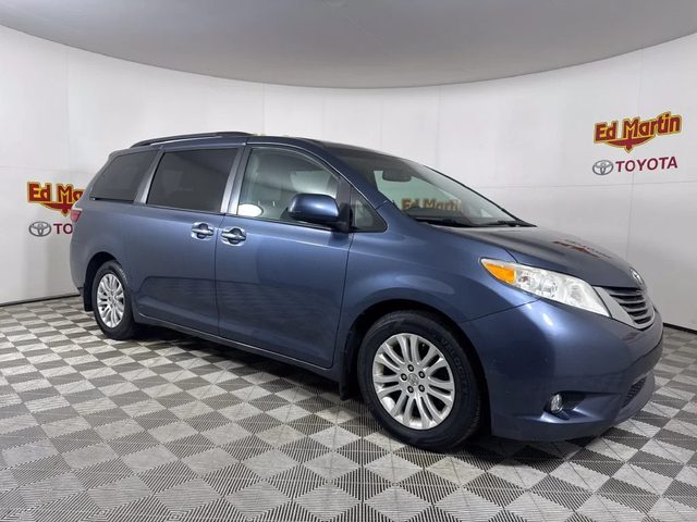 2015 Toyota Sienna XLE FWD photo