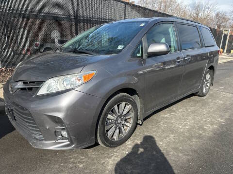 2018 Toyota Sienna XLE AWD photo