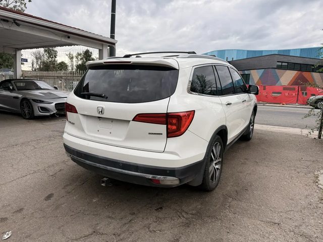 2018 Honda Pilot Touring FWD photo