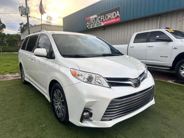 2018 Toyota Sienna XLE FWD photo