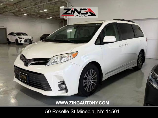 2018 Toyota Sienna XLE FWD photo