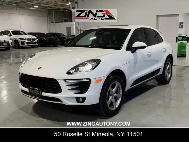 2018 Porsche Macan  AWD photo
