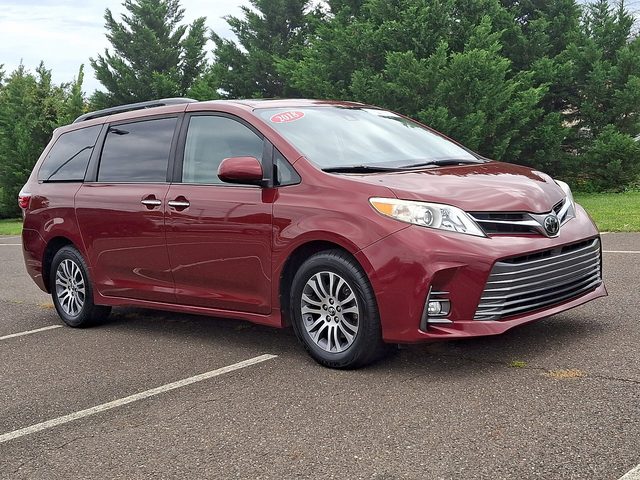 2018 Toyota Sienna XLE FWD photo