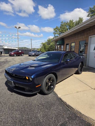 2017 Dodge Challenger SXT RWD photo
