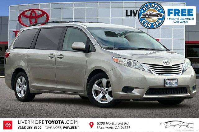 2015 Toyota Sienna LE FWD photo