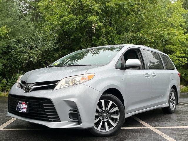 2018 Toyota Sienna LE AWD photo