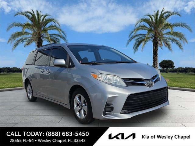 2018 Toyota Sienna LE FWD photo