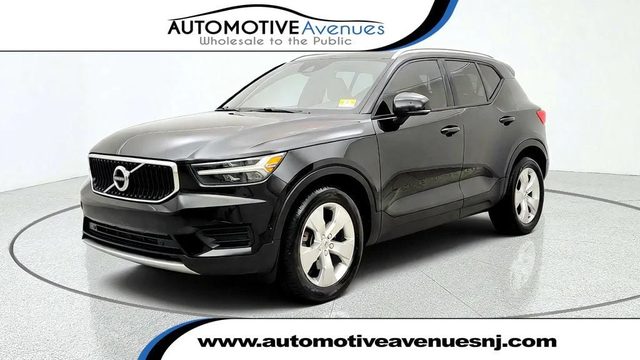 2019 Volvo XC40 Momentum AWD photo