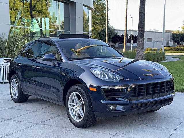 2018 Porsche Macan  AWD photo
