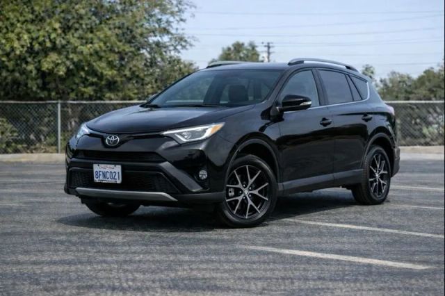 2018 Toyota RAV4 SE FWD photo