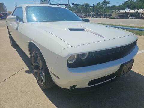2018 Dodge Challenger SXT RWD photo