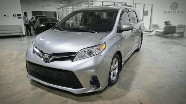 2018 Toyota Sienna LE FWD photo