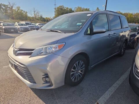 2018 Toyota Sienna XLE FWD photo