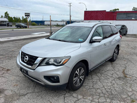 2017 Nissan Pathfinder SL FWD photo