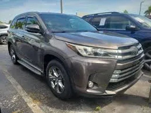 2017 Toyota Highlander LE FWD photo