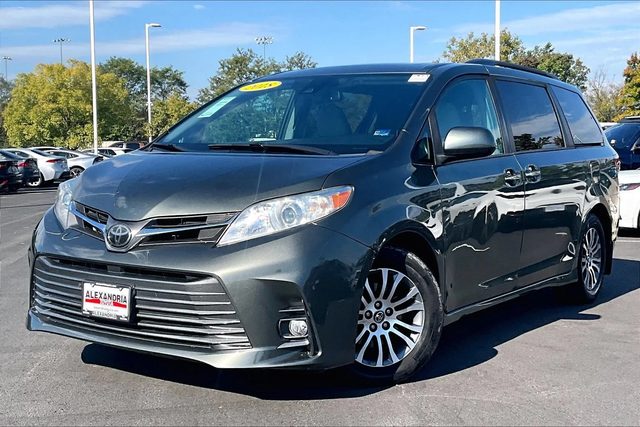 2018 Toyota Sienna XLE FWD photo