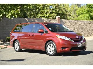 2015 Toyota Sienna LE FWD photo
