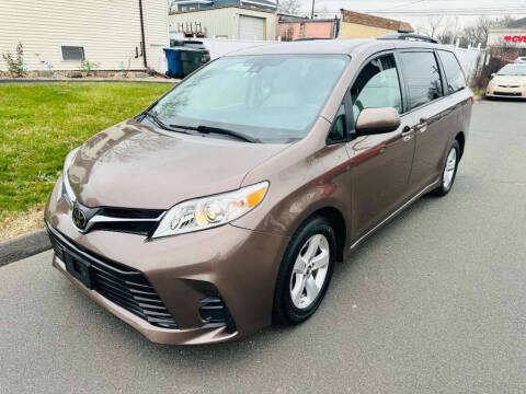 2019 Toyota Sienna LE FWD photo