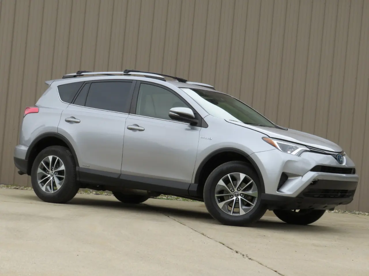 2018 Toyota RAV4 Hybrid LE AWD photo
