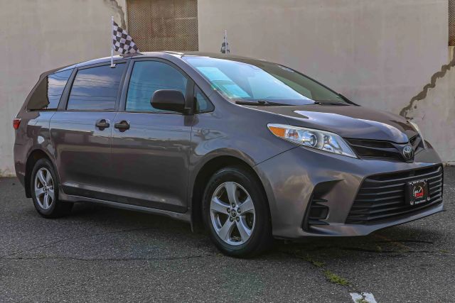 2019 Toyota Sienna L FWD photo