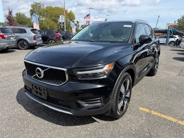 2019 Volvo XC40 Momentum AWD photo