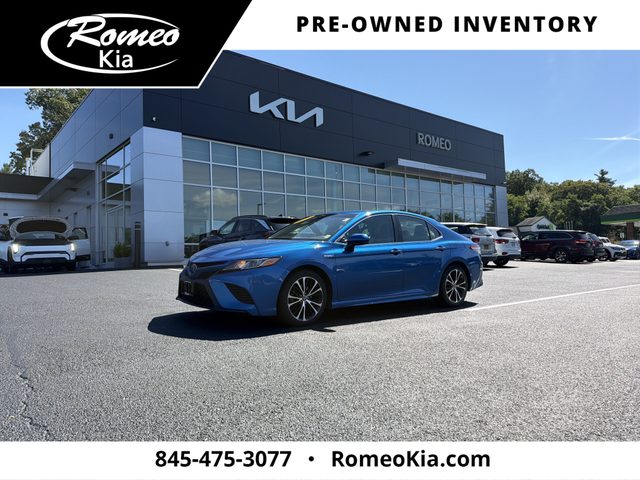 2019 Toyota Camry Hybrid SE FWD photo