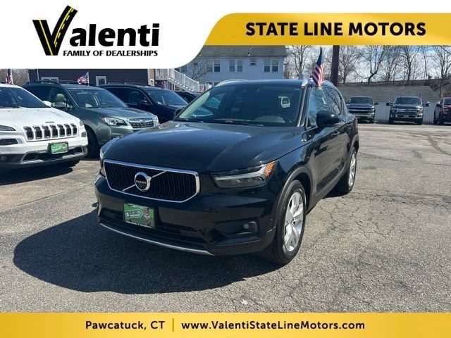 2019 Volvo XC40 Momentum AWD photo