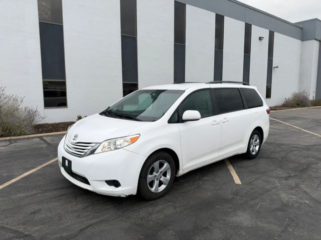 2017 Toyota Sienna LE FWD photo