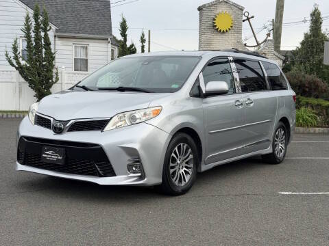 2019 Toyota Sienna XLE FWD photo