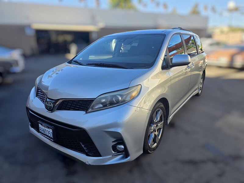 2019 Toyota Sienna SE FWD photo