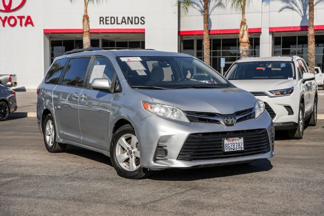 2019 Toyota Sienna LE FWD photo