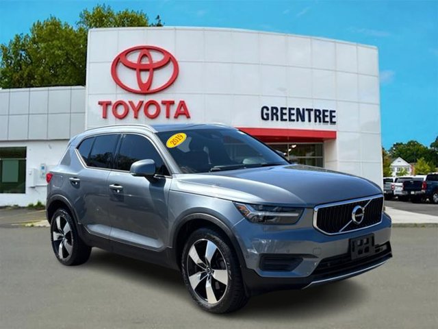 2019 Volvo XC40 Momentum AWD photo