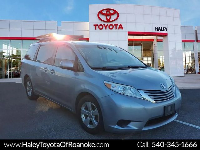 2017 Toyota Sienna LE FWD photo