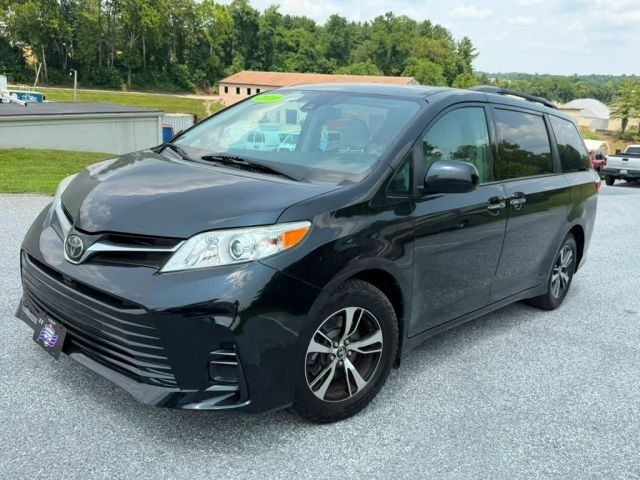 2019 Toyota Sienna LE FWD photo
