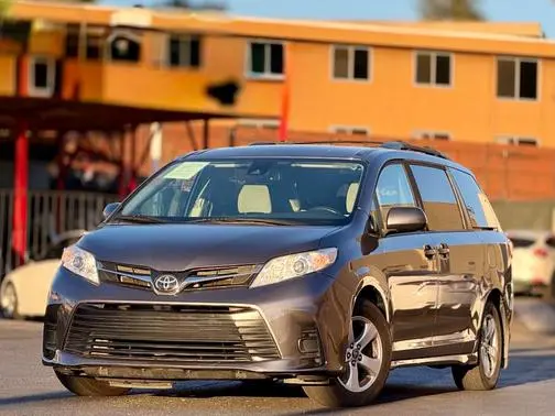 2019 Toyota Sienna LE FWD photo