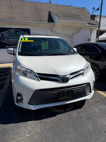 2018 Toyota Sienna XLE Premium FWD photo