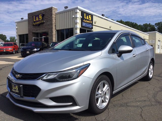 2017 Chevrolet Cruze LT FWD photo