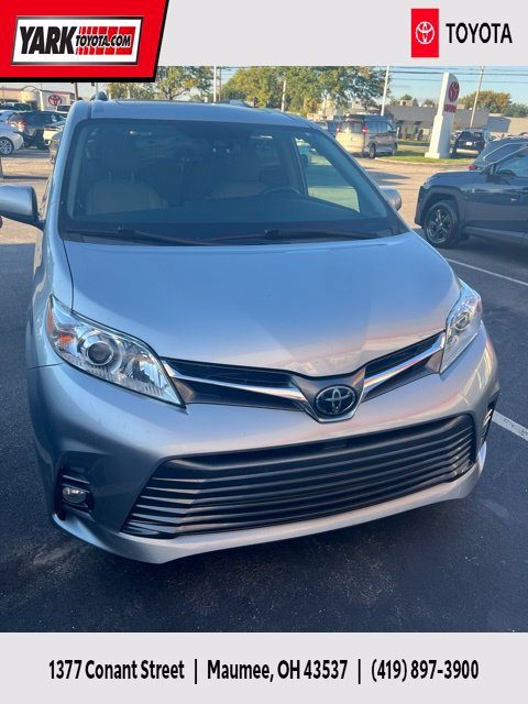 2019 Toyota Sienna XLE FWD photo