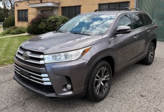 2019 Toyota Highlander LE Plus FWD photo