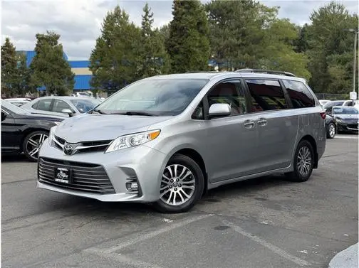 2019 Toyota Sienna XLE FWD photo