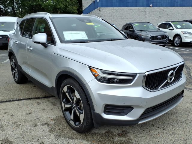 2019 Volvo XC40 Momentum AWD photo