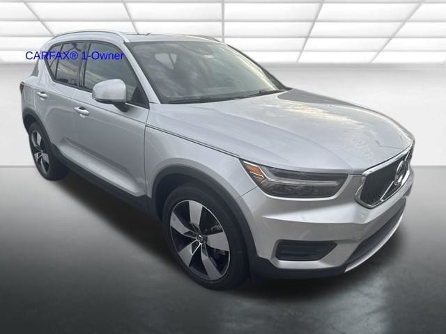 2019 Volvo XC40 Momentum AWD photo