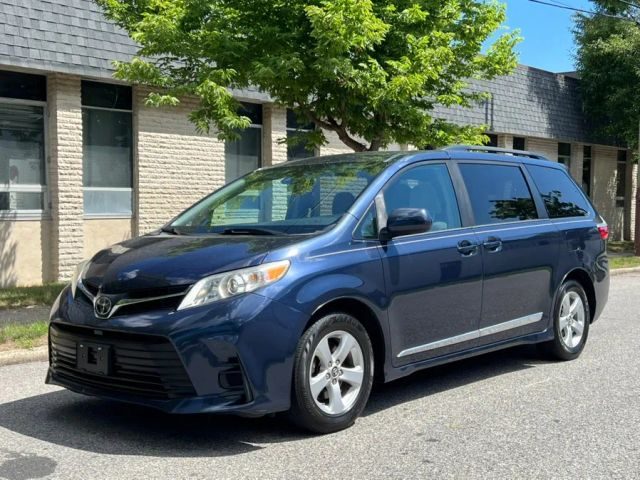 2019 Toyota Sienna LE FWD photo